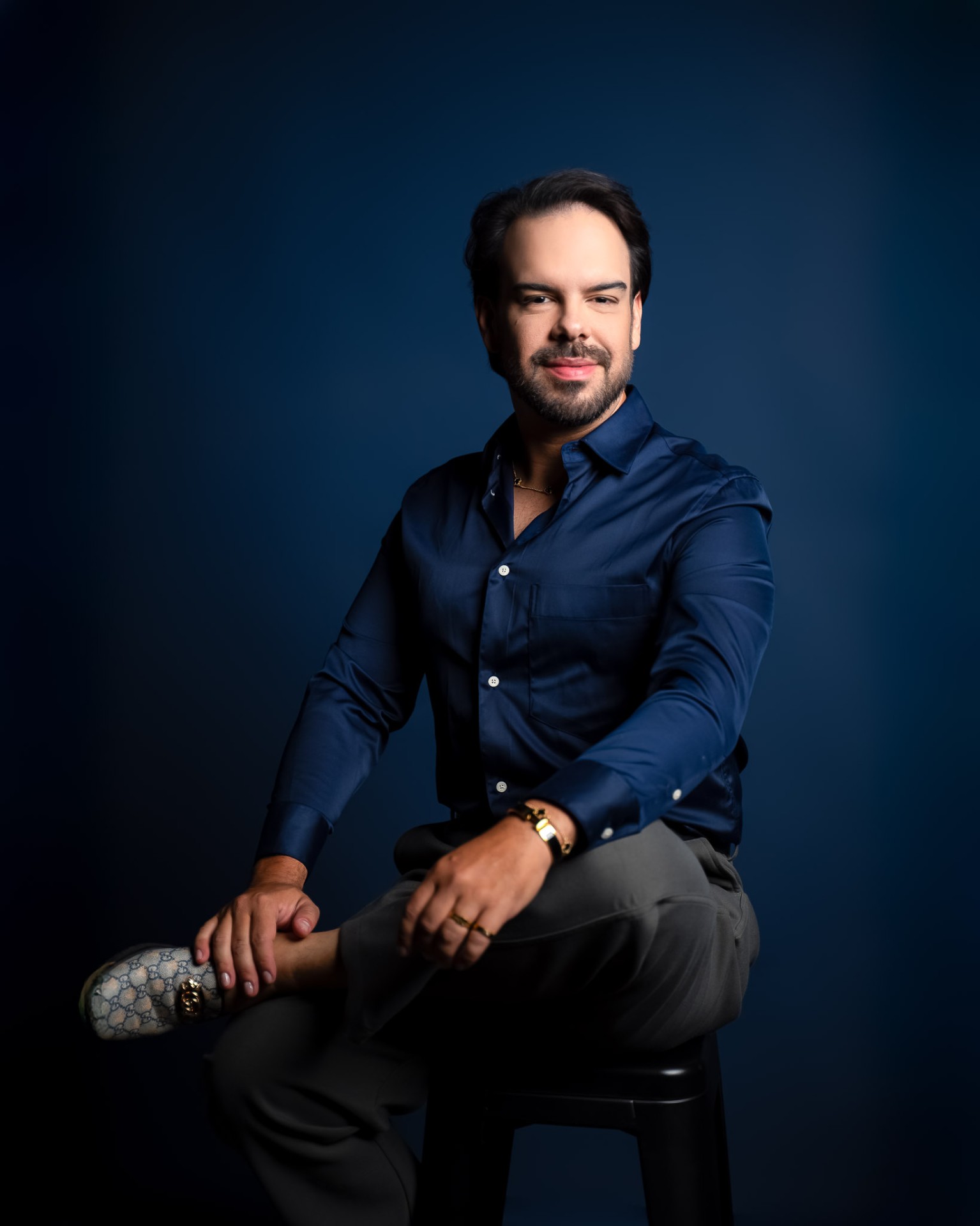 Dr. Vitor sentado, postura confiante